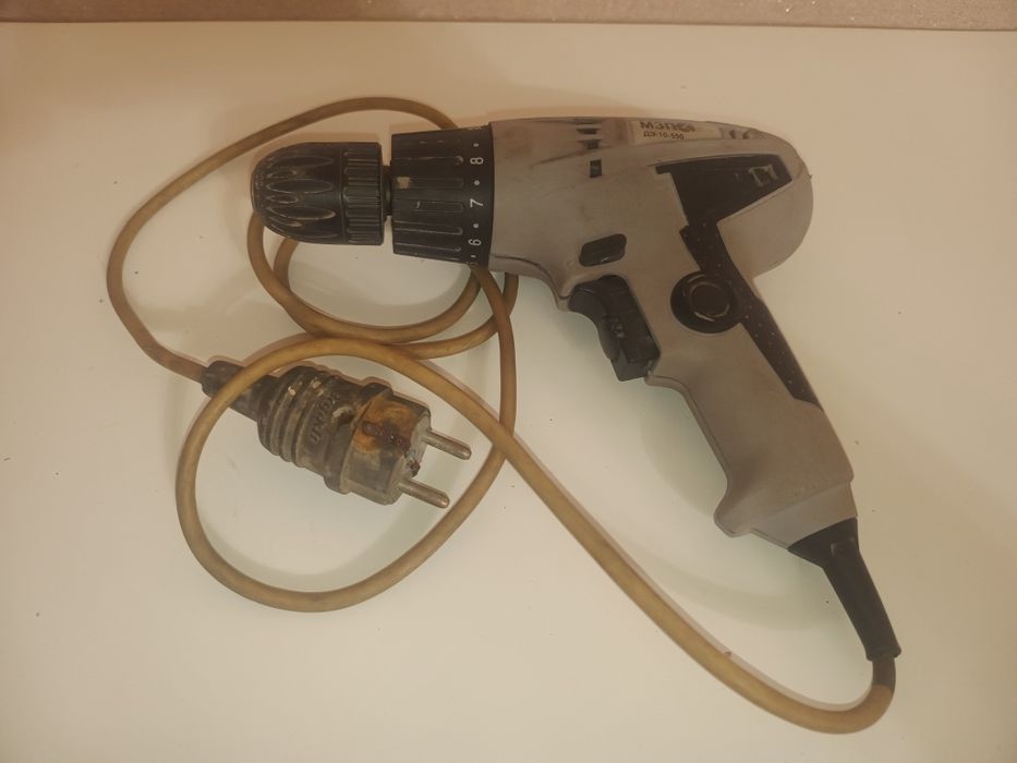 Шуруповерт мережевий на запчастини