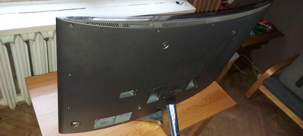 Telewizory Samsung -  48 cali z zakrzywionym ekranem, model UE48JS9000