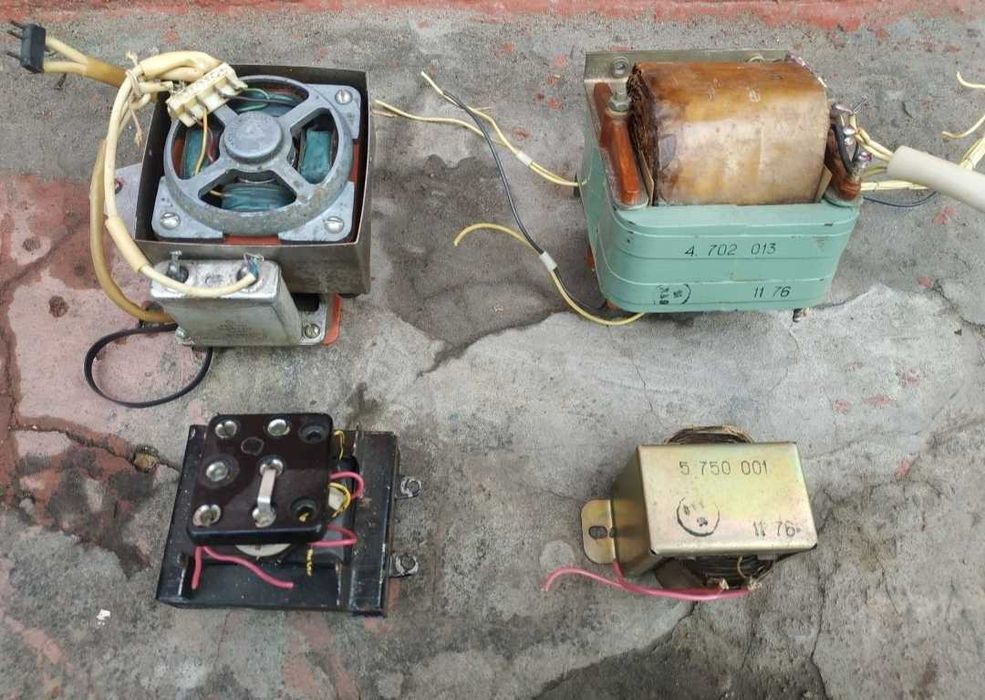 Трансформатор, электродвигатель.