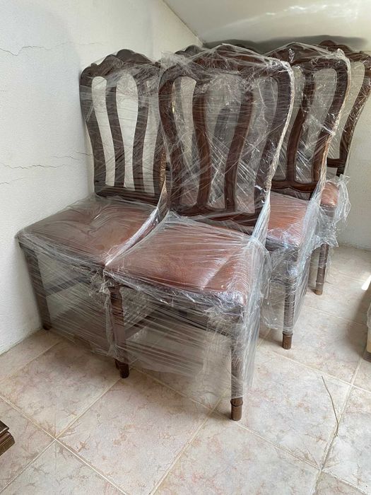 Mesa de jantar em madeira extensível e cadeiras