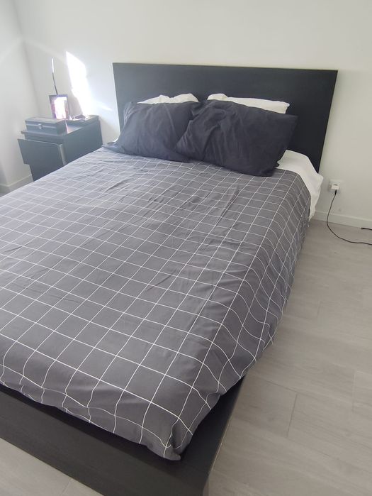 Quarto completo Ikea (cama, colchão, secretária, cadeira e mesa de cabeceira)