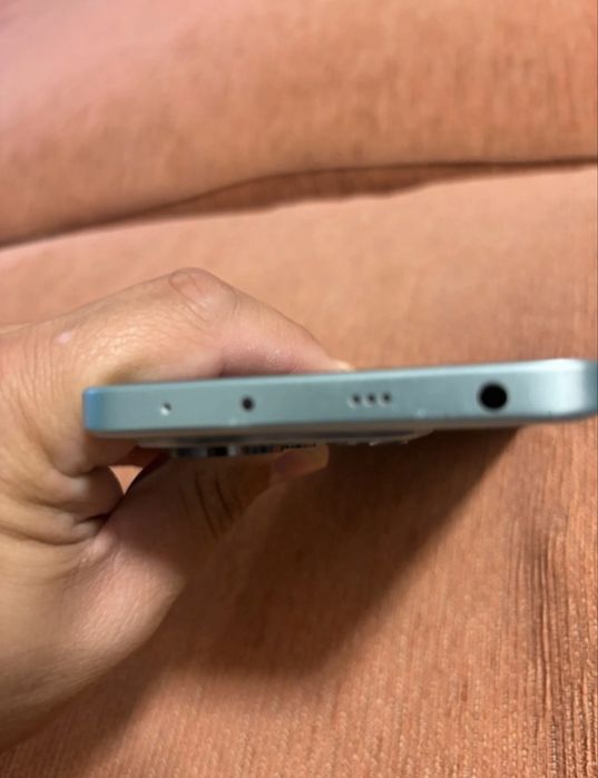 Smartphone Xiaomi Redmi Note 14 5G em tom verde