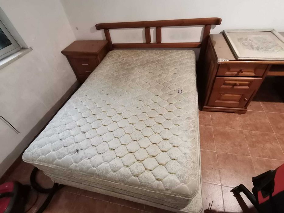 Mobília de quarto em Madeira Cerejeira(Cómoda, espelho,mesas cabeceira