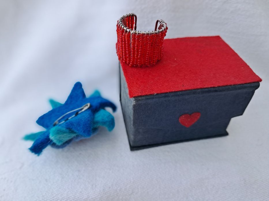 Conjunto Artesanal de Oferta: Caixa + Pregadeira Lã Feltrada + Anel Ajustável