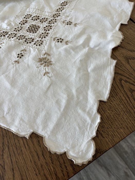 Toalha de mesa de linho com bordado feito à mão da Madeira