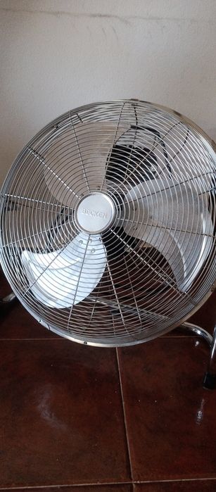 Ventilador de Chão Industrial Metálico (Cromado) – Alta Potência e Como Novo!