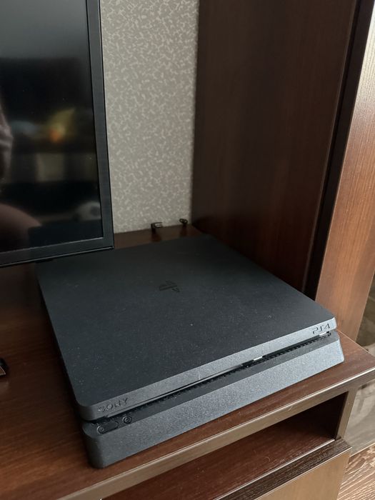 PlayStation 4 Slim 1TB + 2 джойстики + ігри