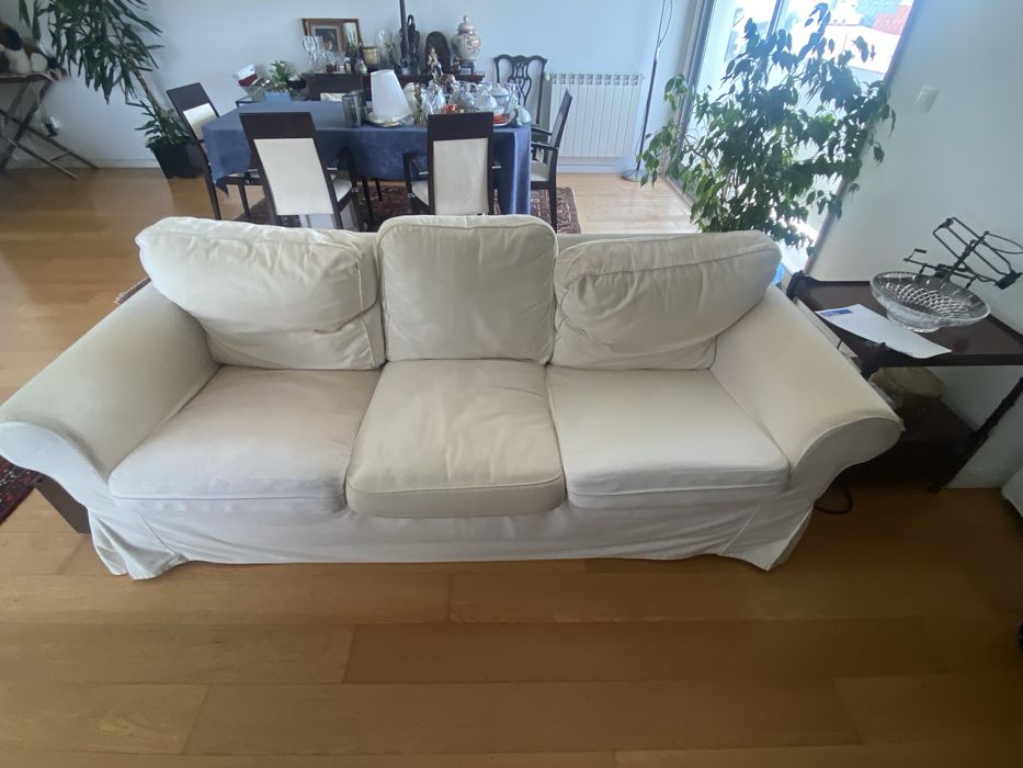 Sofá branco confortável (2,30m) com manta incluída – ideal para uso diário