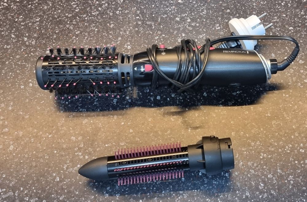 Vendo escova de alisar o cabelo