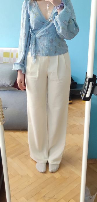 Eleganckie jasne spodnie szerokie
