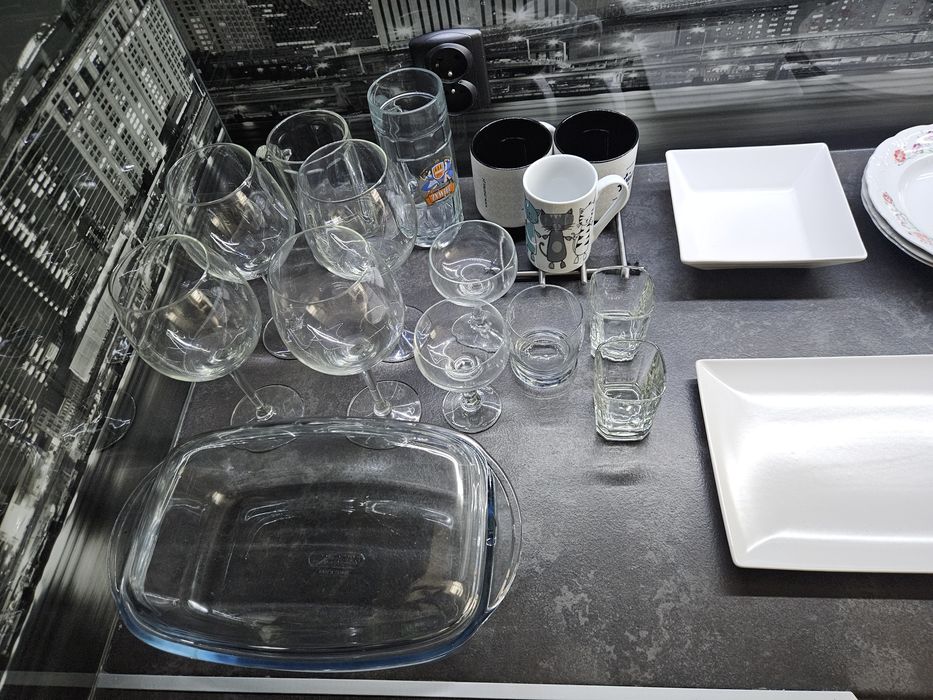 Zastawa stołowa: talerze, sztućce, naczynie do pieczenia żaroodporne