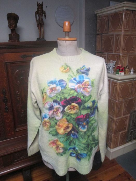 oliwkowy sweter w kwiaty