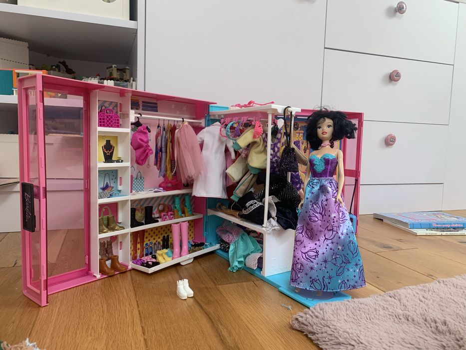 Barbie - kilka lalek, domek, pałac, szafa, kabriolet, koń, zestaw akcesoriów itp.