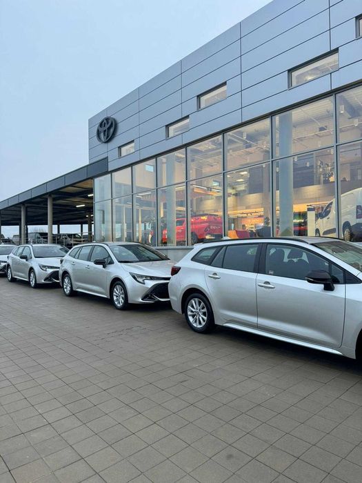 Wynajem samochodu Toyota Corolla hybrid kombi wynajem busa 9 osobowego