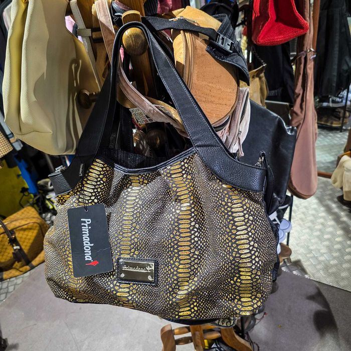 Mala Primadonna Preta & Dourado – Modelo Shoulder/Crossbody