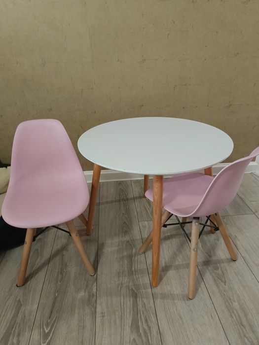Stolik z 2 krzesełkami dla dzieci