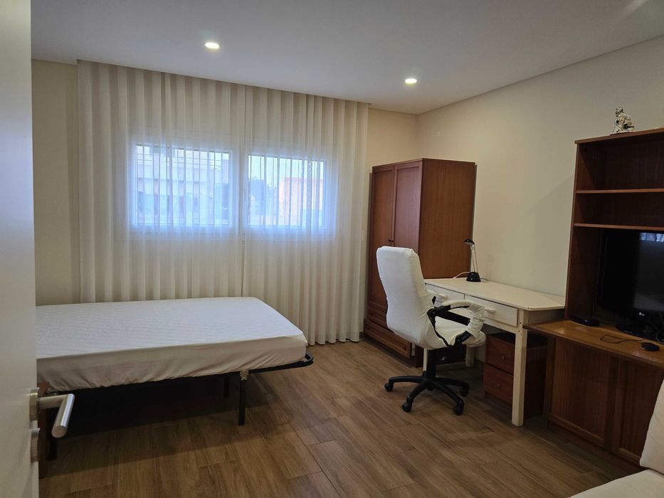 Alugo quarto em Fernão Ferro