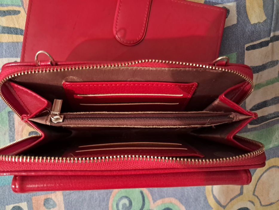 Torebka miała odpinany paseczek-portfel czerwony