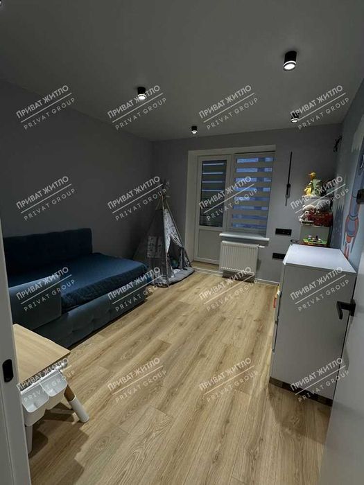 Трикімнатна квартира в сучасному будинку з дизайнерським ремонтом