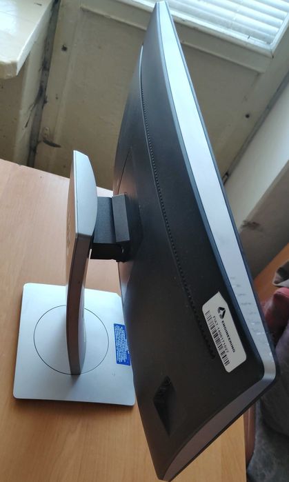 Порти: HDMI, Mini DisplayPort, USB-хаб (2 порти). HP EliteDisplay E202 (діагональ 20 дюймів, роздільна здатність 1600×900, частота 60 герц.