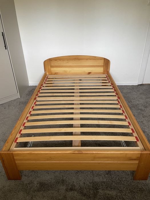 Łóżko sosnowe z regulowanym stelażem