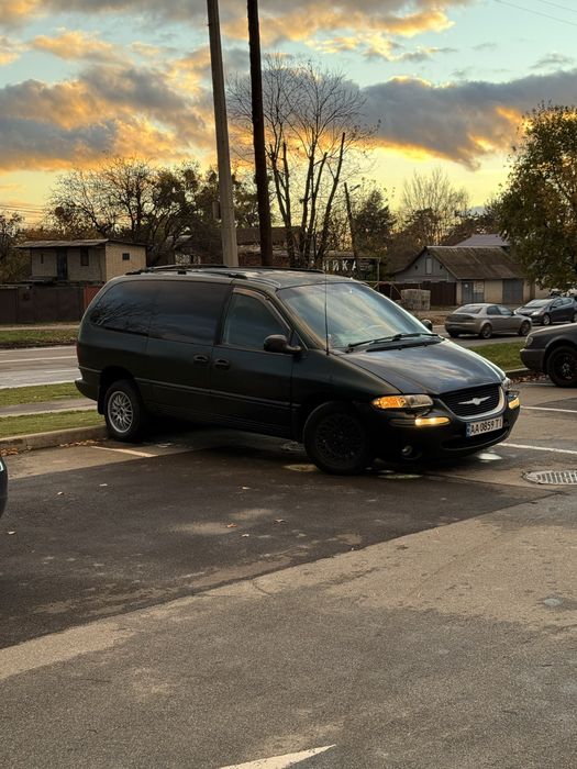 Chrysler town-country