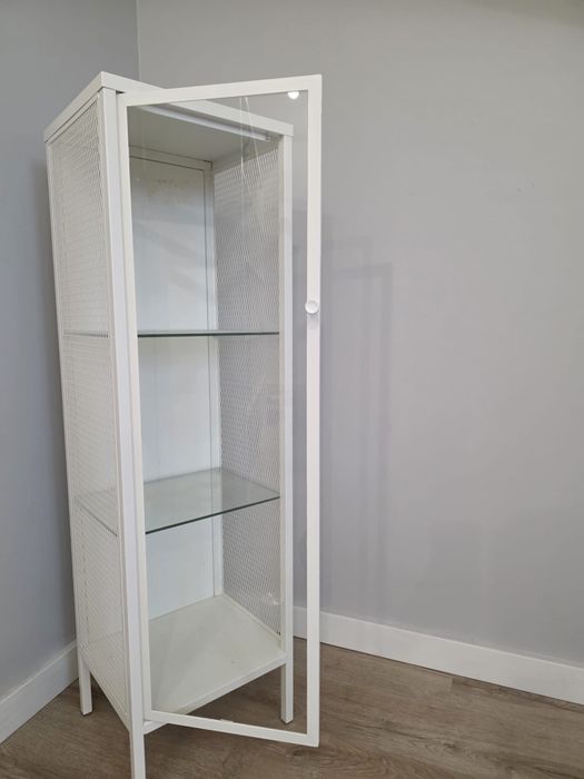 Witryna BAGGEBO – metalowa, biała, 34×30×116 cm –