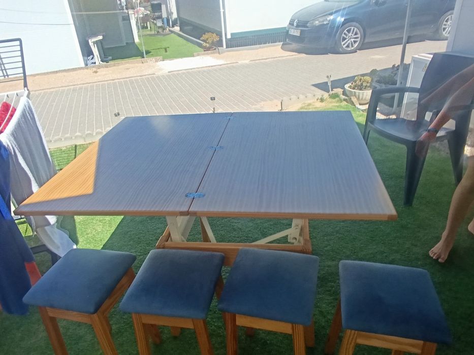 Mesa madeira e 4 bancos