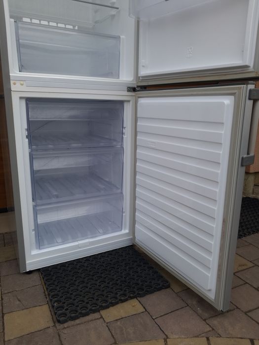 Холодильник Whirlpool.робочий.в гарному стані 200см×60×60.