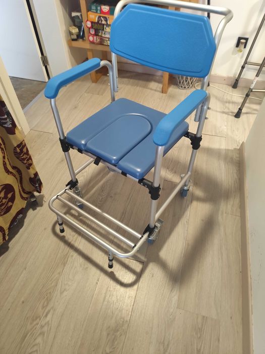 Vendo cadeira de banho com rodas