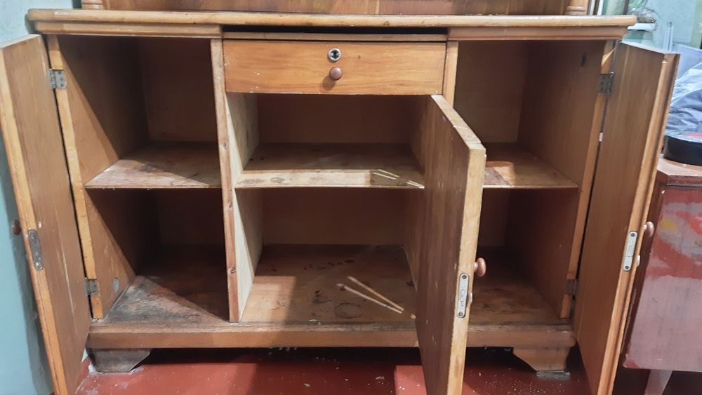 Старинный бюфет из натурального дерева
