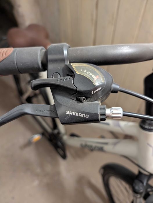 rower trekkingowy damski biały brązowe siedzisko bagażnik