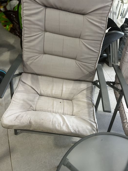 Vendo mesa e cadeiras exterior