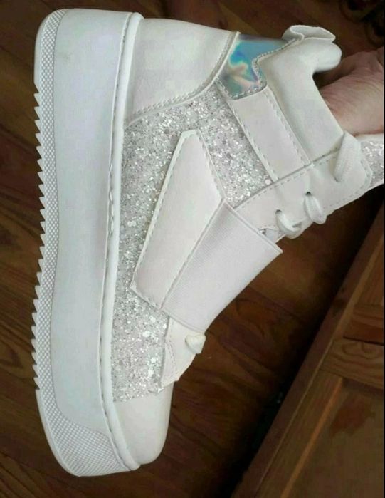 Nowe Sneakersy na platformie z delikatnym protektorem 37