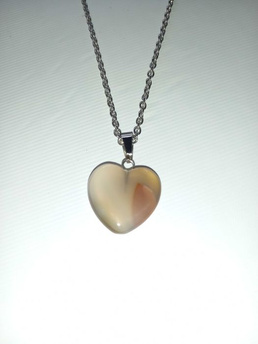 Colares de pedra e cristal em formato  de coração