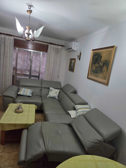 Sofá em pele Cinza em Excelente Estado - Medidas Grandes