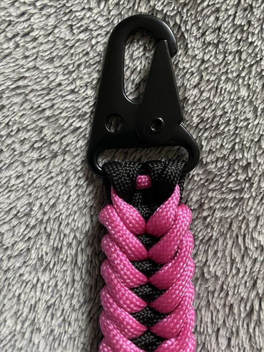 Brelok do kluczy z paracordu z metalowym karabińczykiem