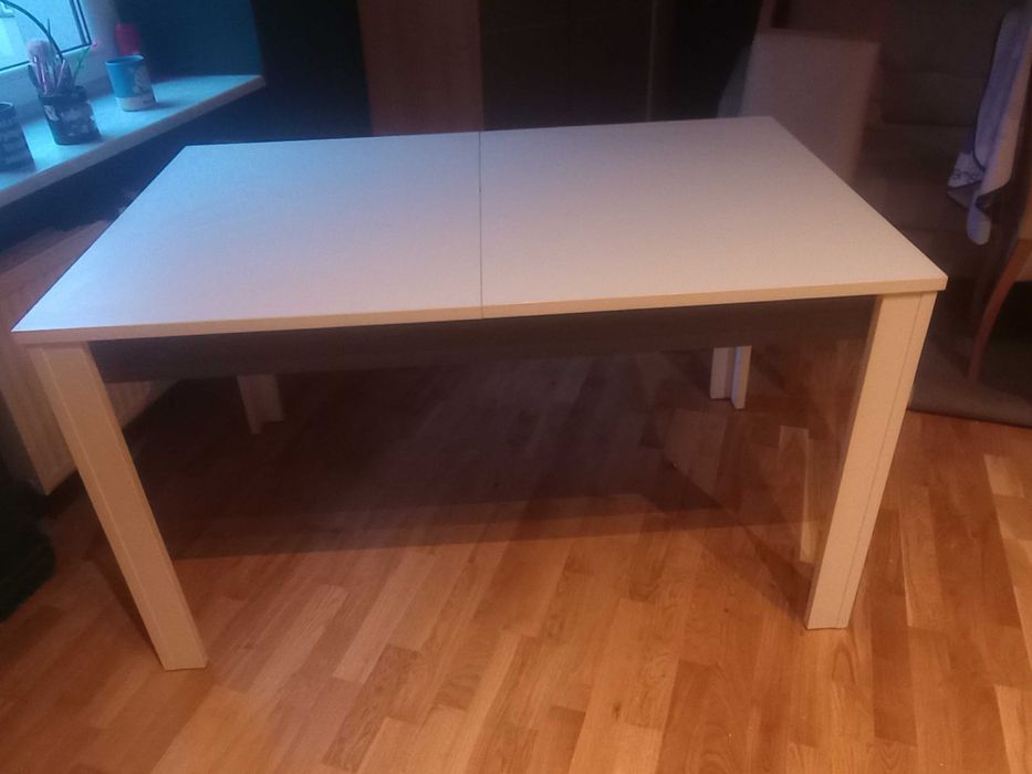 Sprzedam biały rodzinny stół