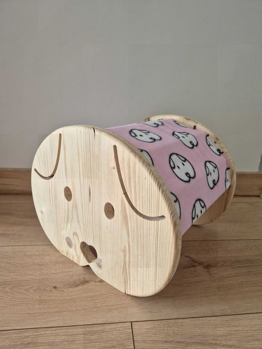 Drewniany domek dla świnki morskiej