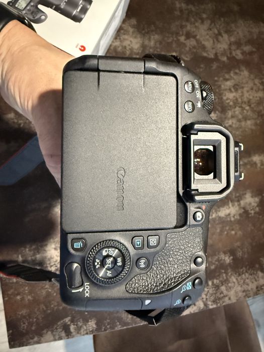 Canon EOS 77d kit is (18-55)