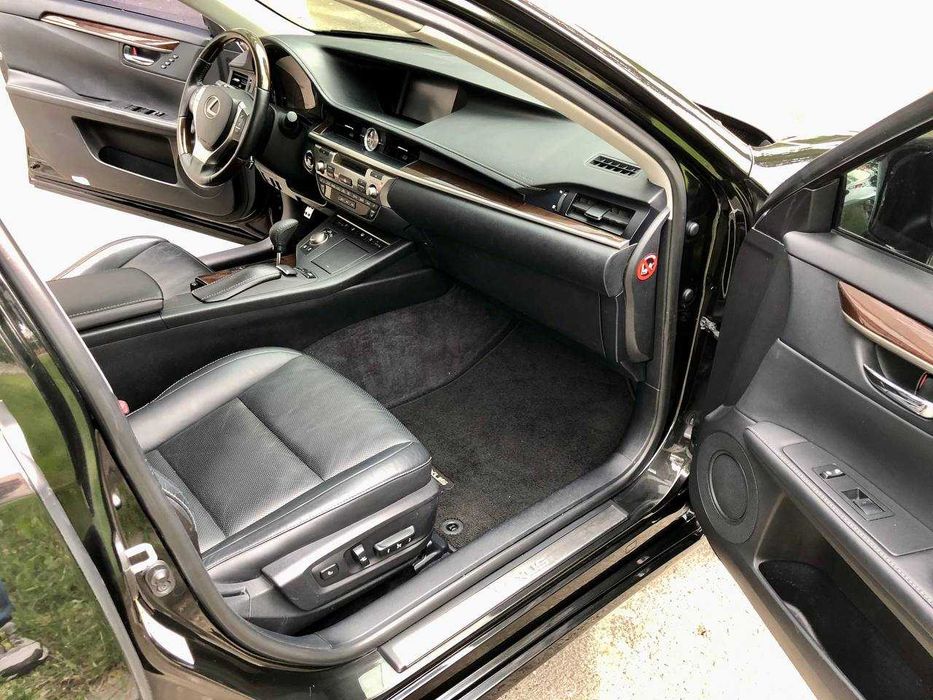 Гібрид седан Lexus ES 2013