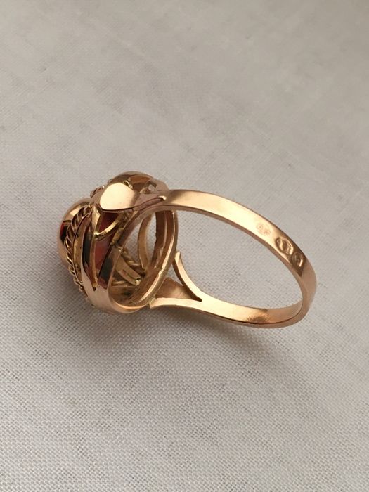 Pierscionek 14k złoty kopułka naturalny koral.