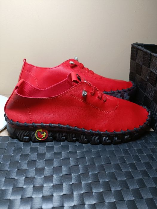 Nowe buty ze skóry ekologicznej 39