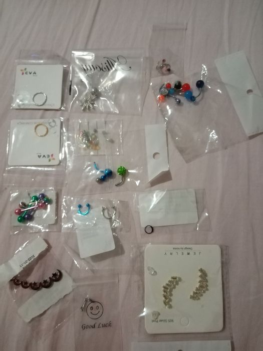 Piercings e bijuteria e maquina de furos