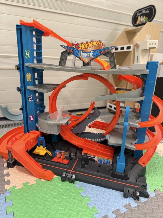 To jest garaż Hot Wheels Ultimate Garage