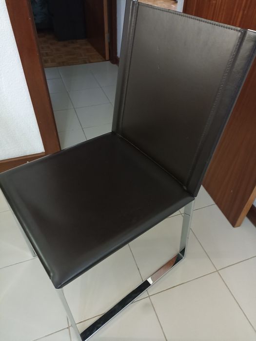 Mesa e seis cadeiras modelo e material italiano italiano