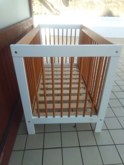 Cama de grades bebé com colchão