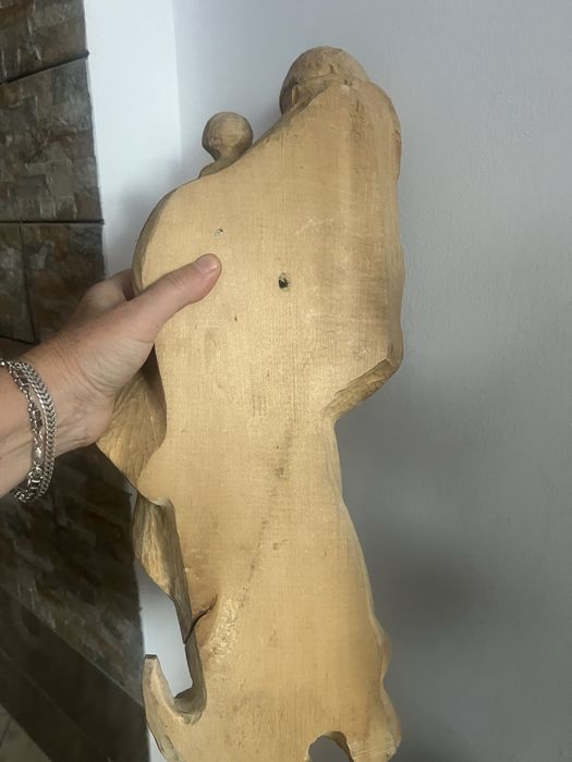 Stara rzezba z drewna figurka Maryji z jezuskiem