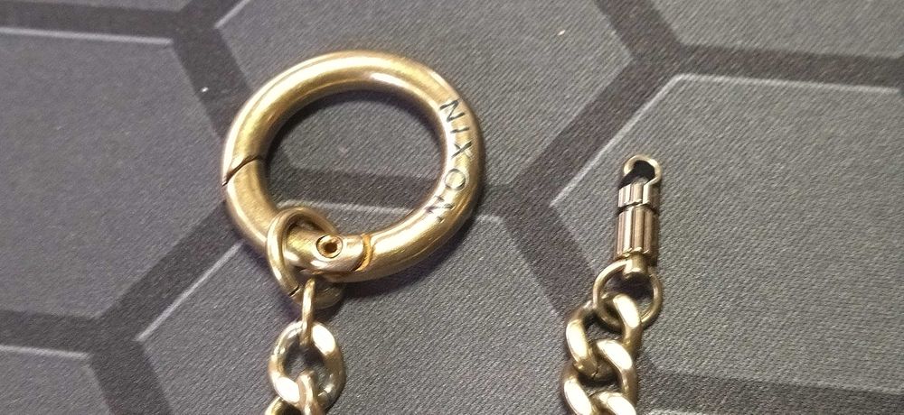 Porta-chaves em aço cobreado NIXON – Estilo e resistência