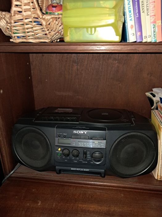 Aparelho Sony, com radio e leitor de cassetes